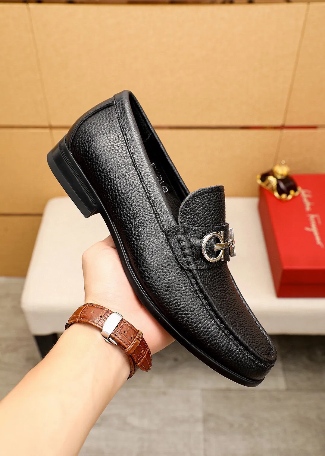 Men's shoes 💰480 💐 Product trademark: Ferragamo "Ferragamo" casual leather shoes Regular size: 38-44 (45🉑️customized) Product materials: Selected imported first-layer pebbled cowhide leather upper + luxury hardware buckle, imported water-dyed cowhide leather lining. Strong three-dimensional visual effect, original outsole color: 4⃣️seed leather materials available